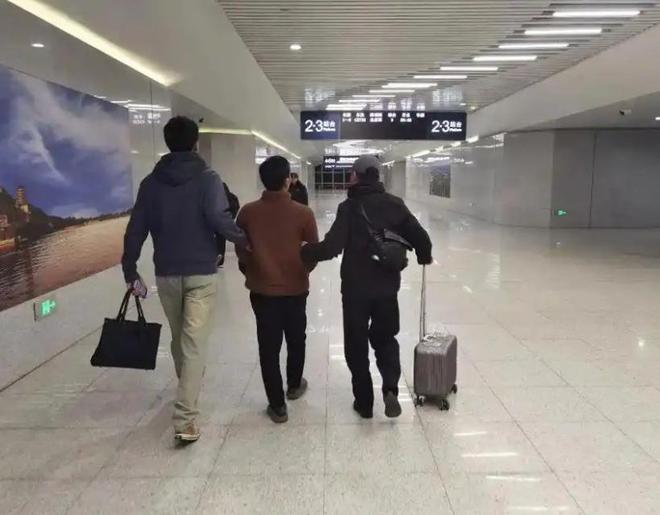 厕糖浆布满霉斑央视起底曝光很多人天天喝ag真人平台第一游戏太恶心！原料挨旱(图9)